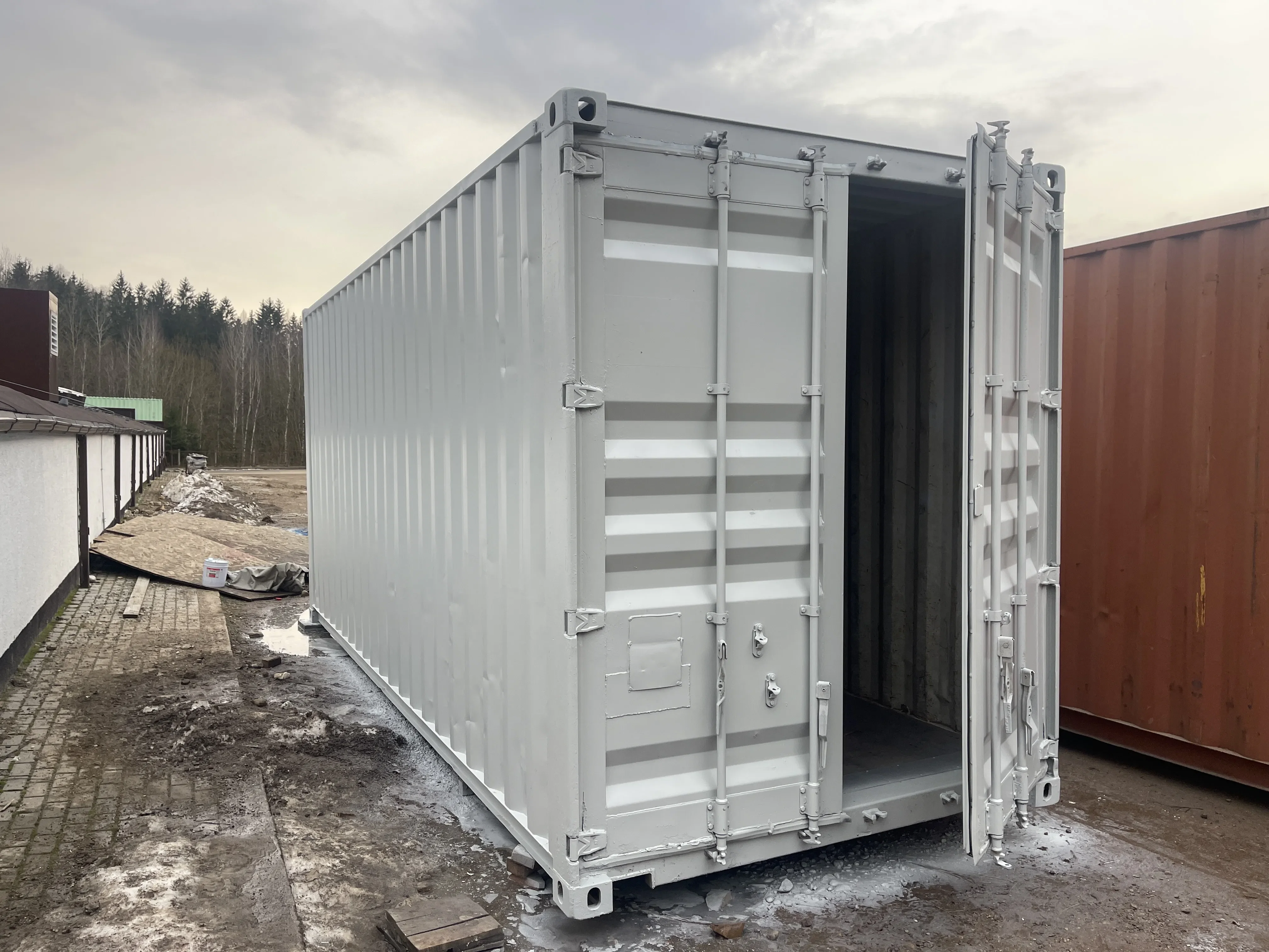 Купить морской контейнер 20 футов — белый, окрашенный, бу. 1